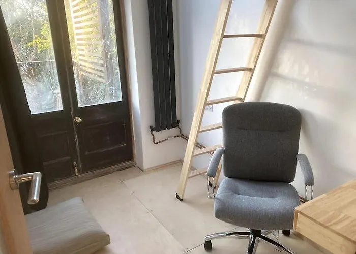 Self-Contained, Private Entrance, Near City Centre