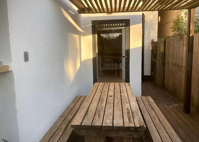 Self-Contained, Private Entrance, Near City Centre